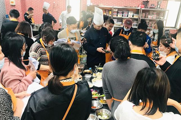 想學(xué)餐飲技術(shù)去哪里最好？選擇廚仟藝走向成功之路(圖2)