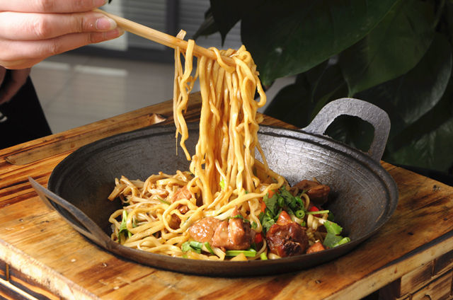 鐵鍋燜面培訓(xùn)：學(xué)習(xí)制作美味的中國(guó)傳統(tǒng)美食(圖1)