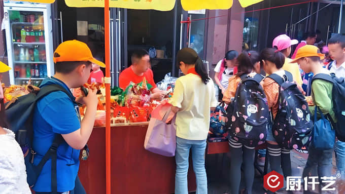 高中學(xué)校門口賣什么小吃好？高中生愛的那些美味(圖1)
