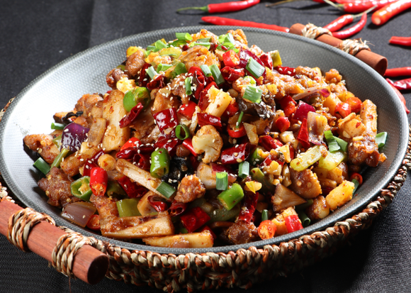 想學(xué)干鍋雞？哪里可以學(xué)到正宗技術(shù)？ 創(chuàng)業(yè)者必看，幫你選對培訓(xùn)機(jī)構(gòu)！(圖1)