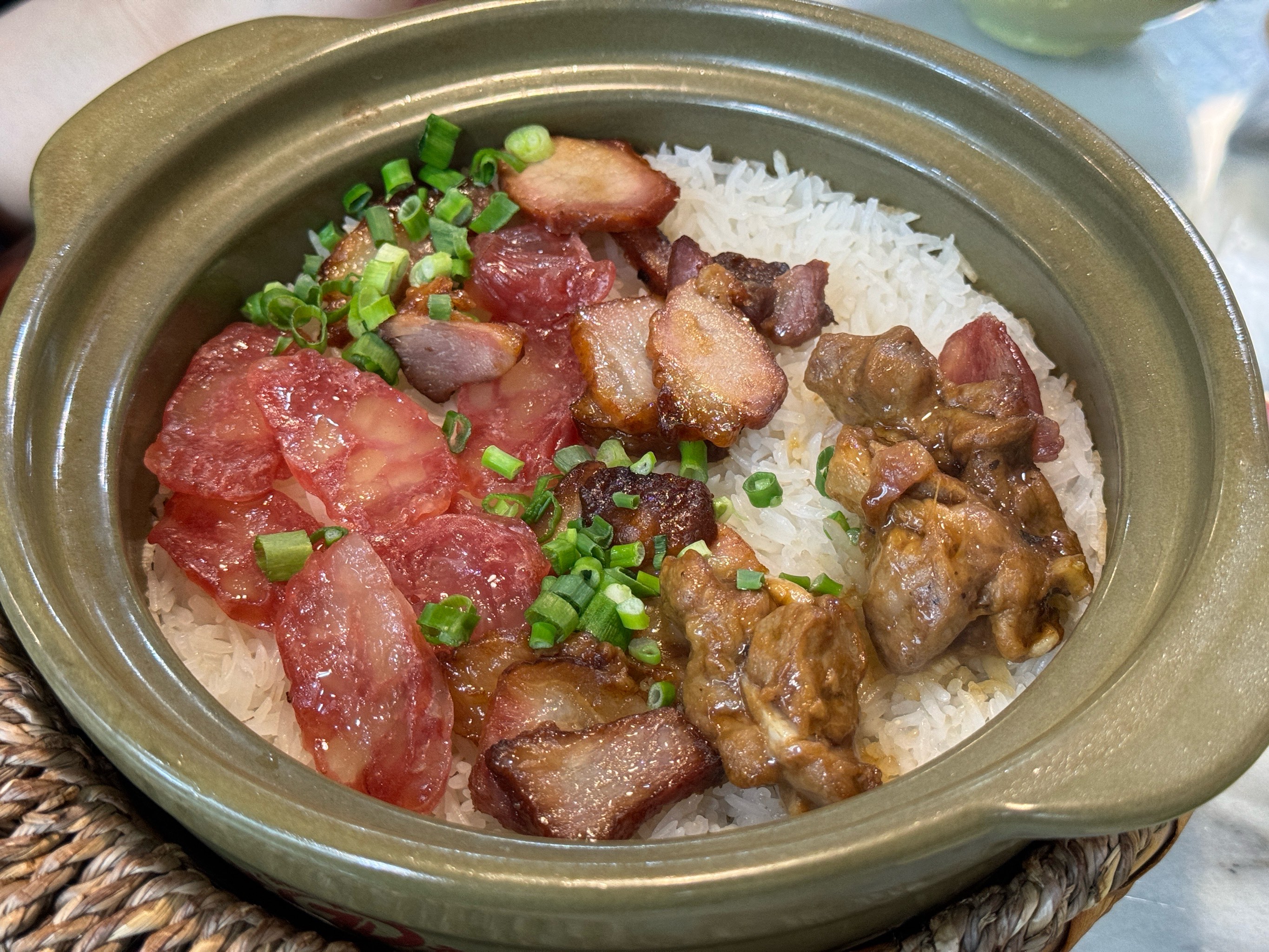 廣東人煲仔飯的秘訣，臘腸和醬汁搭配這樣做，比飯店還香！(圖3)