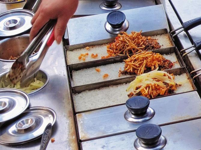 鍋巴飯小吃擺攤機(jī)器靠譜嗎？操作簡單，地攤創(chuàng)業(yè)輕松起步！(圖2)